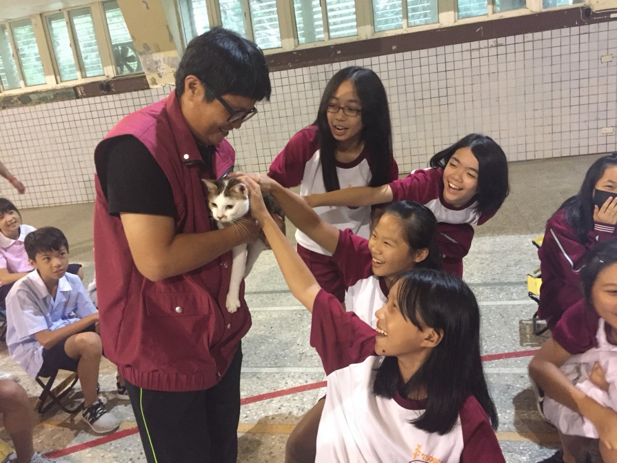 在可愛的毛孩面前,同學們都露出快樂純真的笑容。新北市動保處/提供