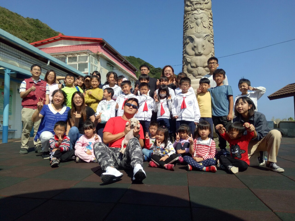 鼻頭國小迎接新校犬大合照。新北市動保處/提供