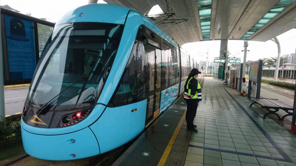 新北市動保處將嚴格取締隨意餵食流浪動物的行為，以避免動物在輕軌周遭遊蕩。新北市動保處/提供