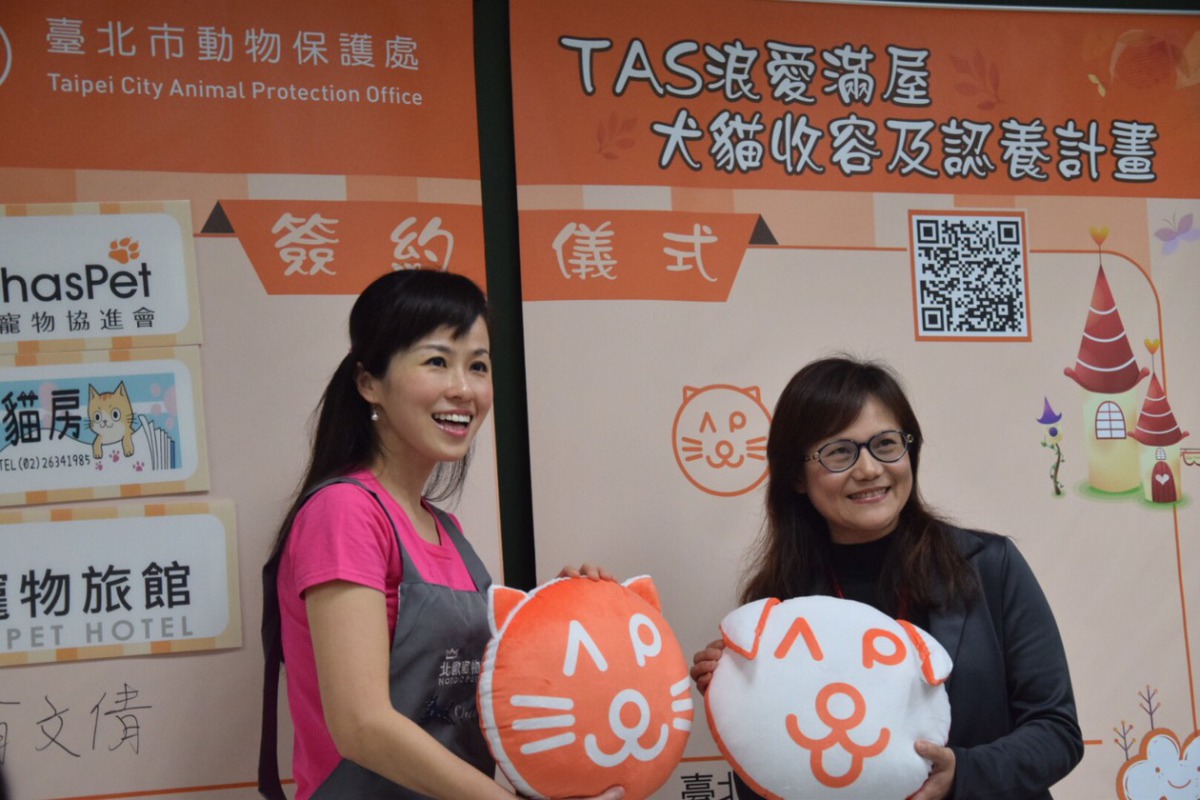 台北市動保處贈送動物之家犬貓造型抱枕給商家代表，象徵一同照護北市流浪犬貓。台北市動保處/提供