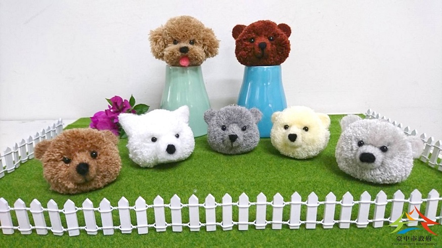 志工們手作完成屬於自己的超萌熊毛球。台中市動保處/提供