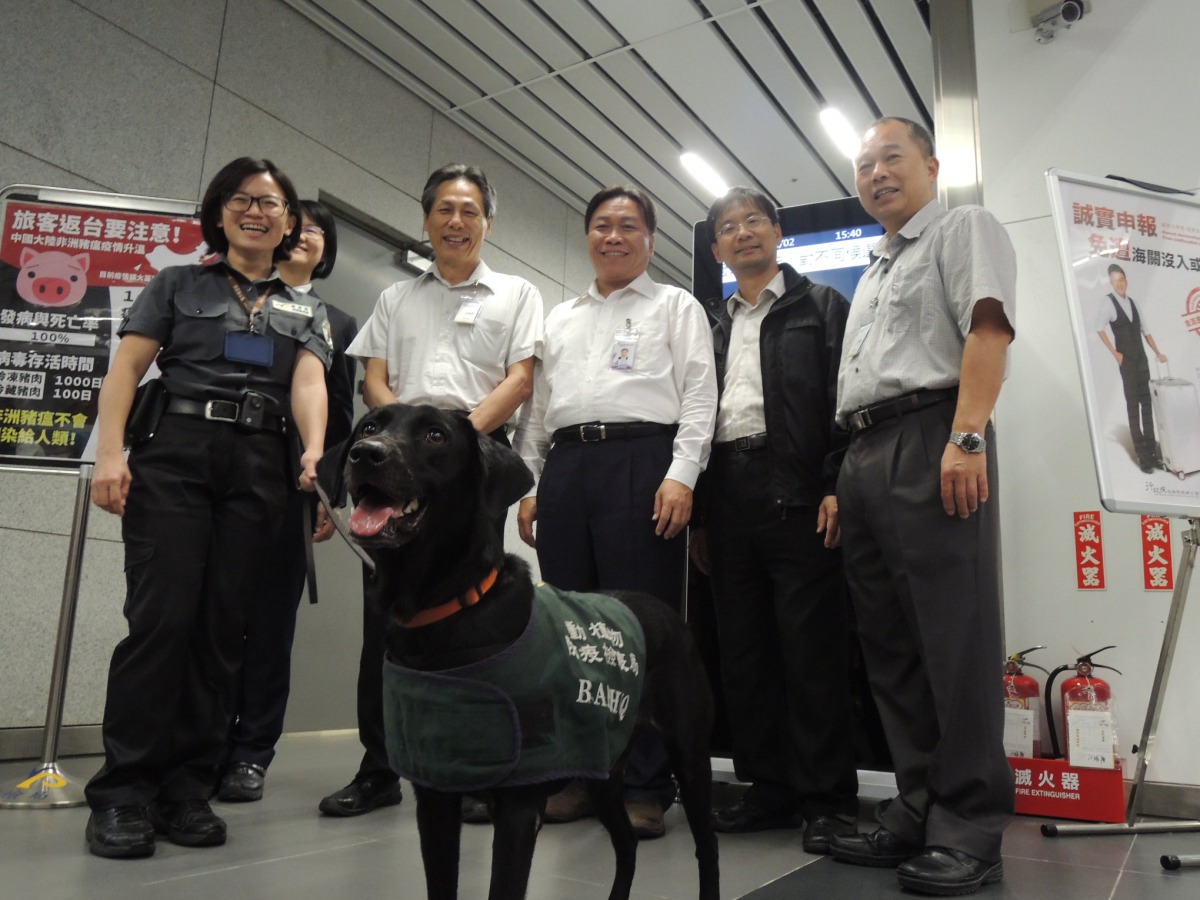 防檢局於各邊境嚴格把關,防堵非洲豬瘟。圖為防檢局長馮海東(前排左二)至機場視察,取自動植物防疫檢疫局臺中分局粉絲專頁