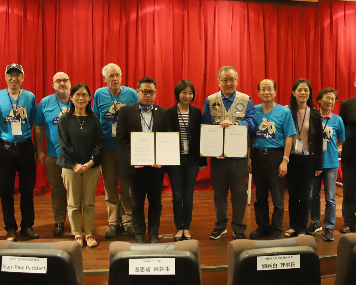 台北鳥會與WWF-China簽署合作備忘錄並與見證貴賓合影。台北鳥會/提供