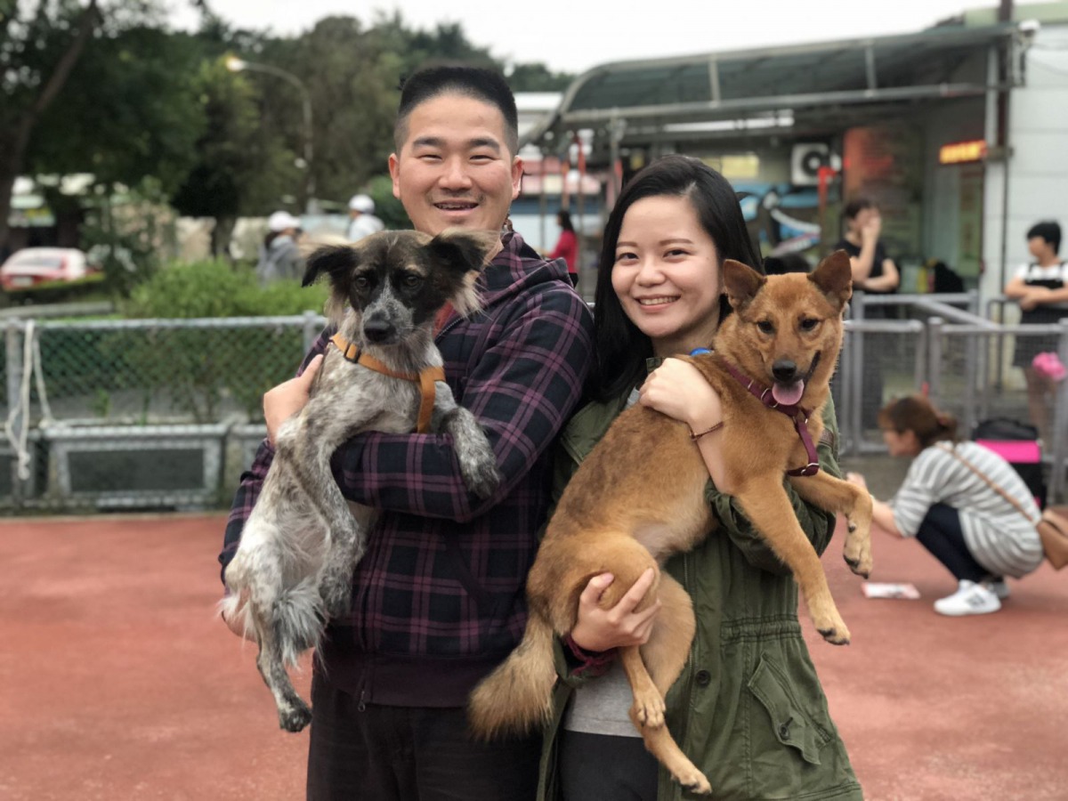 志工吉祥與子玲及他們的愛犬「默默」與「小丸子」。新北市動保處/提供