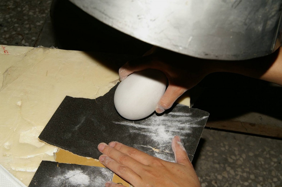 製作「假蛋」要考慮大小、形狀、顏色及重量,做工繁瑣、十分講究。圖為「假蛋」外型修飾。台北市立動物園/提供