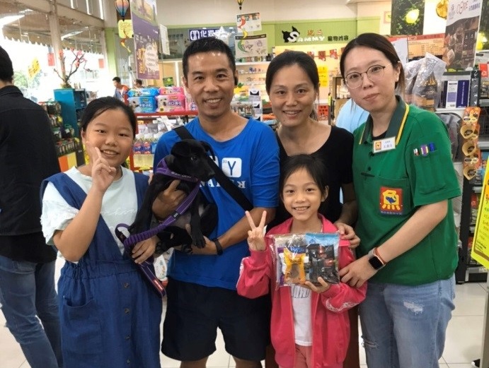 民眾全家出動,在愛心認養小棧帶了一隻可愛的毛孩回家。新北市動保處/提供