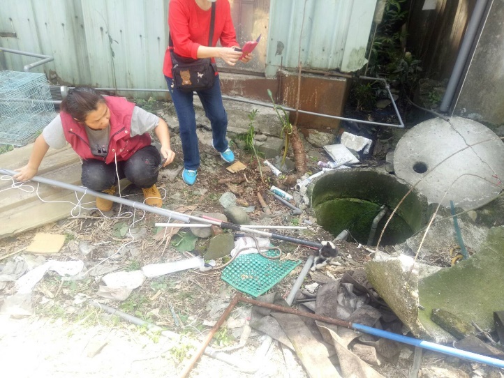 動保員利用加工改造過的捕犬桿救出小貓。新北市動保處/提供