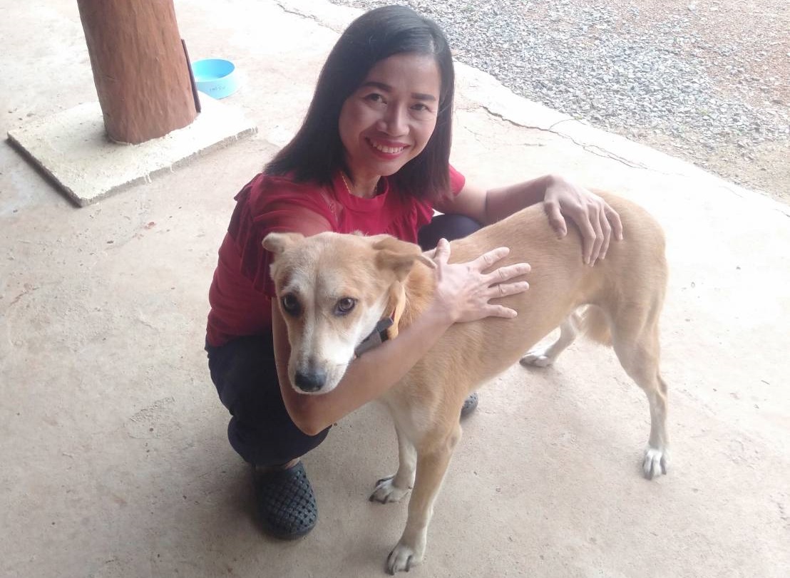 塔葳汪與愛犬氧樂多在泰國合影。高雄市動保處/提供