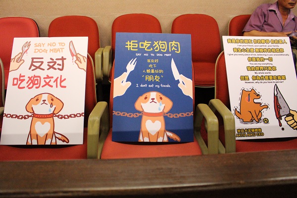 台中市動保處日前於「聘僱外籍勞工雇主法令宣導說明會」呼籲雇主應善盡宣導責任。示意圖為志工針對「玉林狗肉節」設計的文宣品，資料照，李娉婷/攝