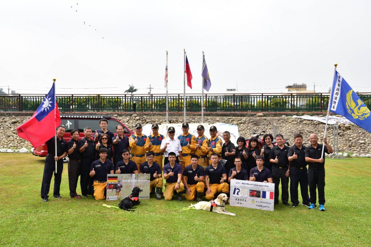 台中市消防局特搜大隊搜救犬「鐵雄」(右前白色拉布拉多犬)與「Wonder」(左前黑色拉不拉多犬)出征世界盃。台中市消防局/提供