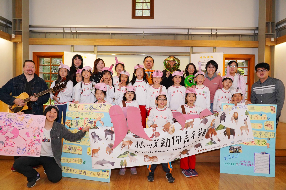 「2019根與芽動物嘉年華」將於12月7日登場，在行前記者會上，北市大附小的學童們與法國音樂家Eric Capone共同表演「白海豚之歌」。臺博館/提供