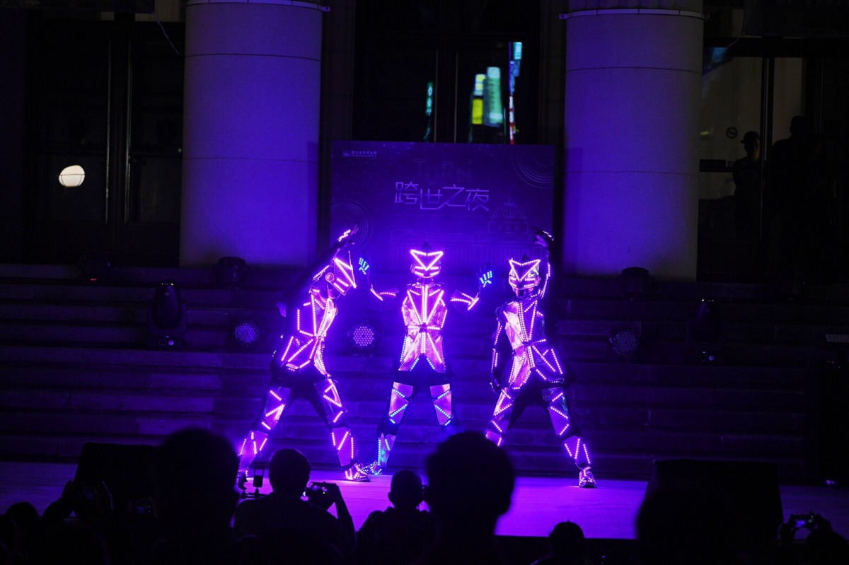 國立臺灣博物館於28日舉辦跨界實驗性的音樂派對「Turn 跨世之夜」，圖為LUXY BOYZ的演出。國立臺灣博物館/提供