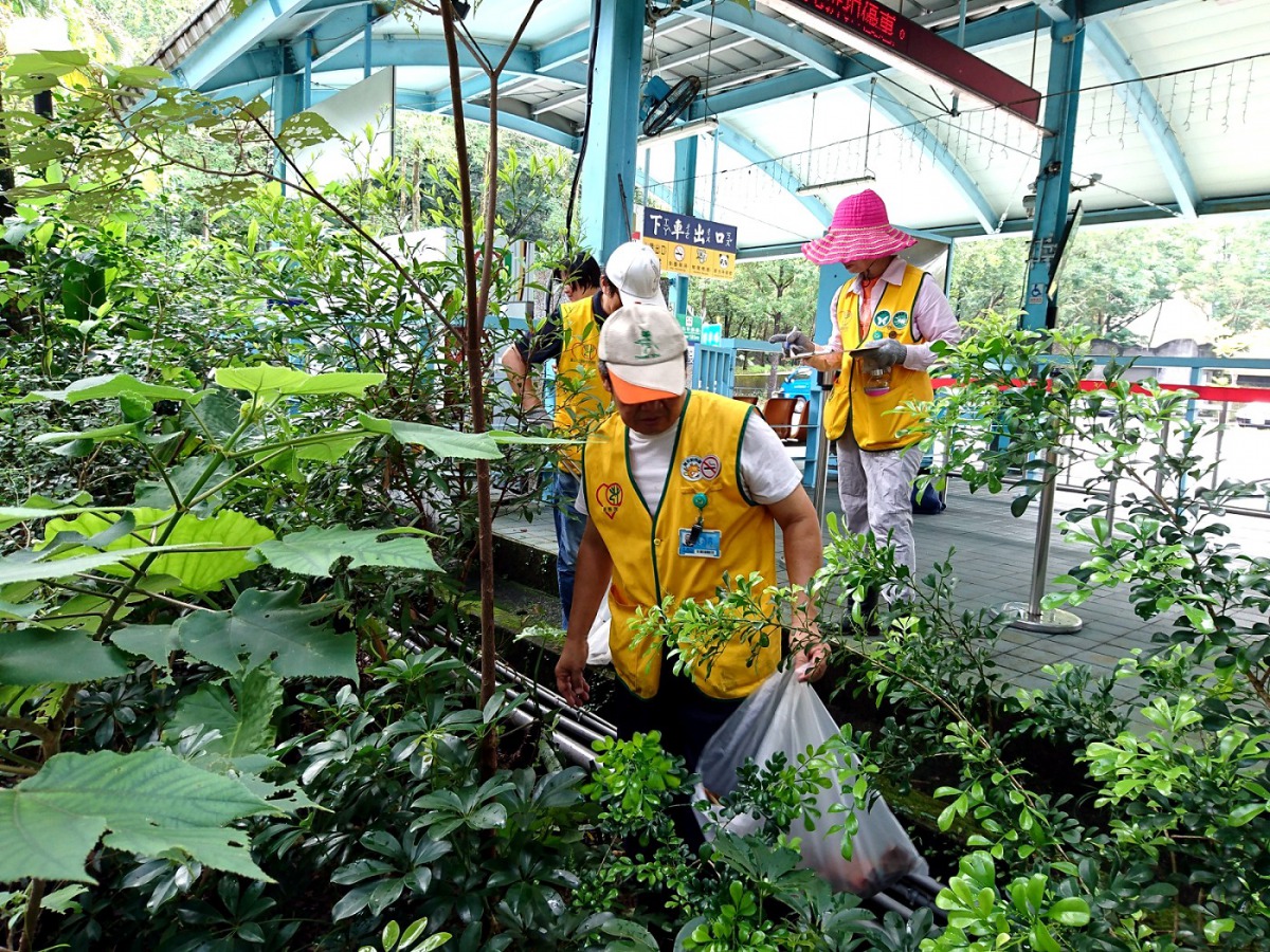 上百名志工一起齊聚在動物園，為野生動物們清理家園。台北市立動物園/提供