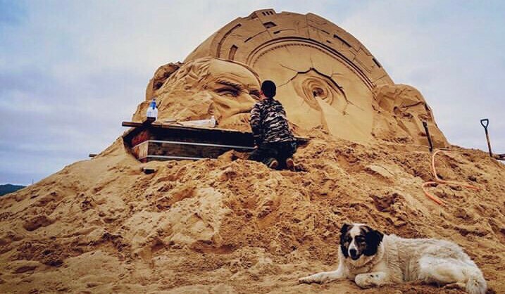 主人藝術創作中，「長毛」（沙沙）在一旁陪伴。新北市動保處/提供