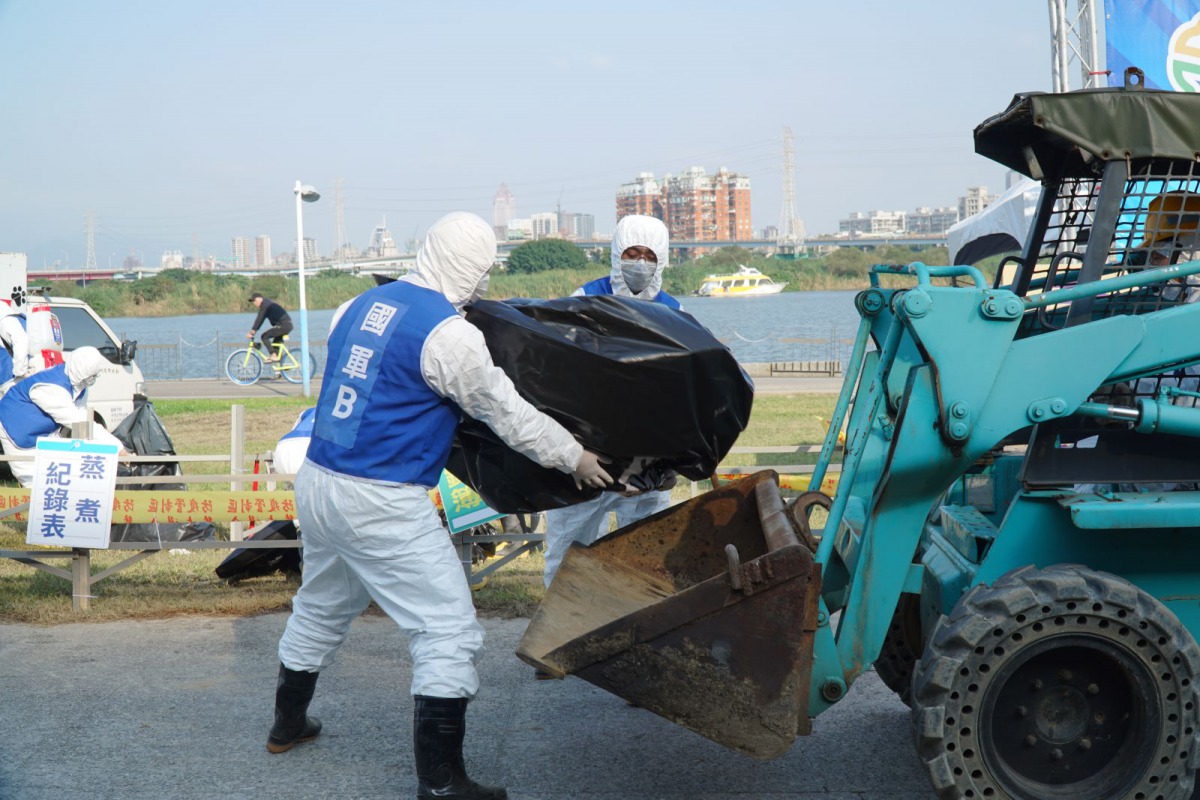 演習現場出動警車、垃圾車、消毒車、消防車、密閉車等，讓各單位公務車參與實際演練。新北市動保處/提供
