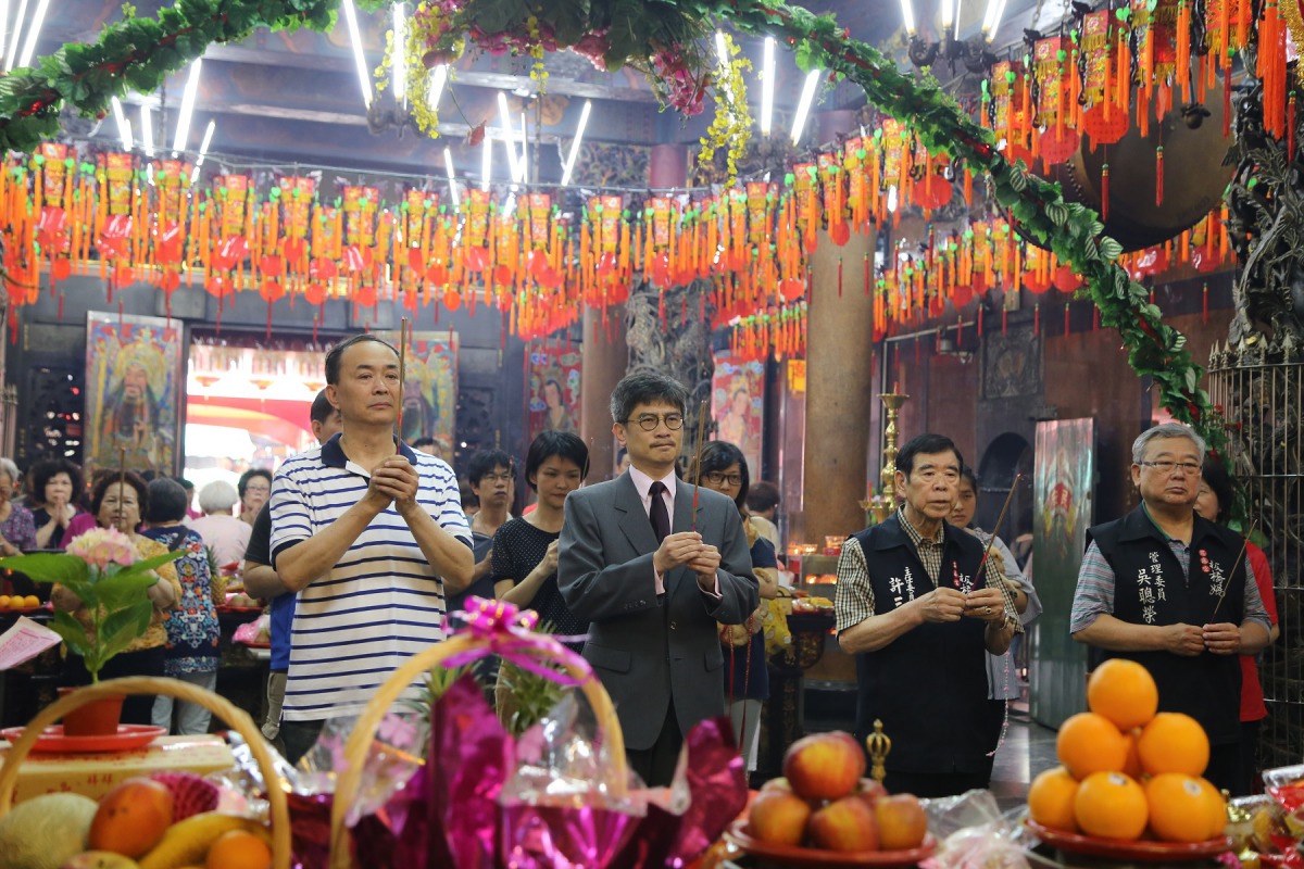 新北市農業局局長李玟（左二）與新北市動保處處長陳淵泉（左一）皆到場向媽祖上香為毛孩子們祈福。新北市動保處/提供