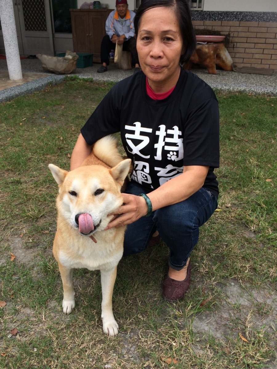 民眾身穿「支持絕育」的衣服，表示對活動的認同。中華民國保護動物協會/提供