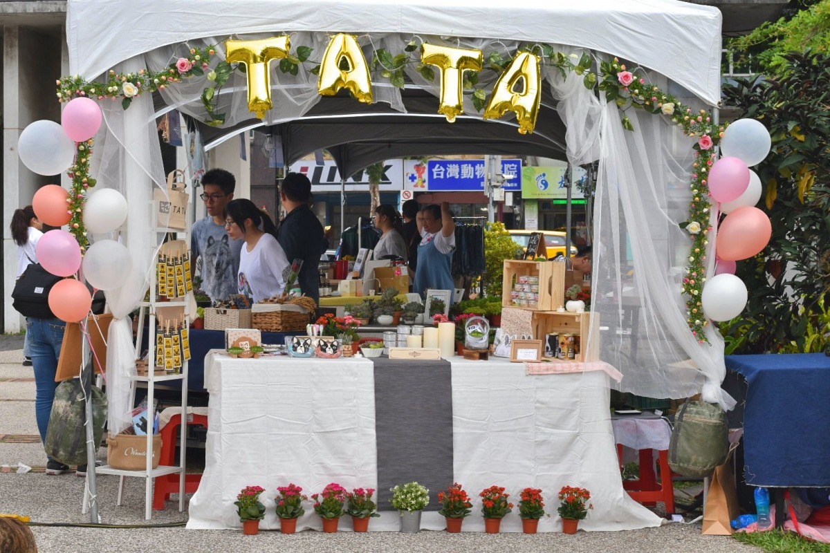 活動攤位模仿「婚禮布置」裝飾攤位，期待從新店動物之家帶來的3隻幼犬能夠在活動現場找到好人家。牠牠/提供