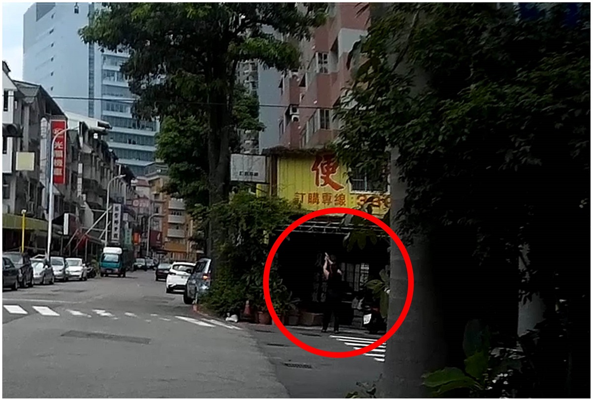 男子往樹上射擊。截取自余先生提供之影片