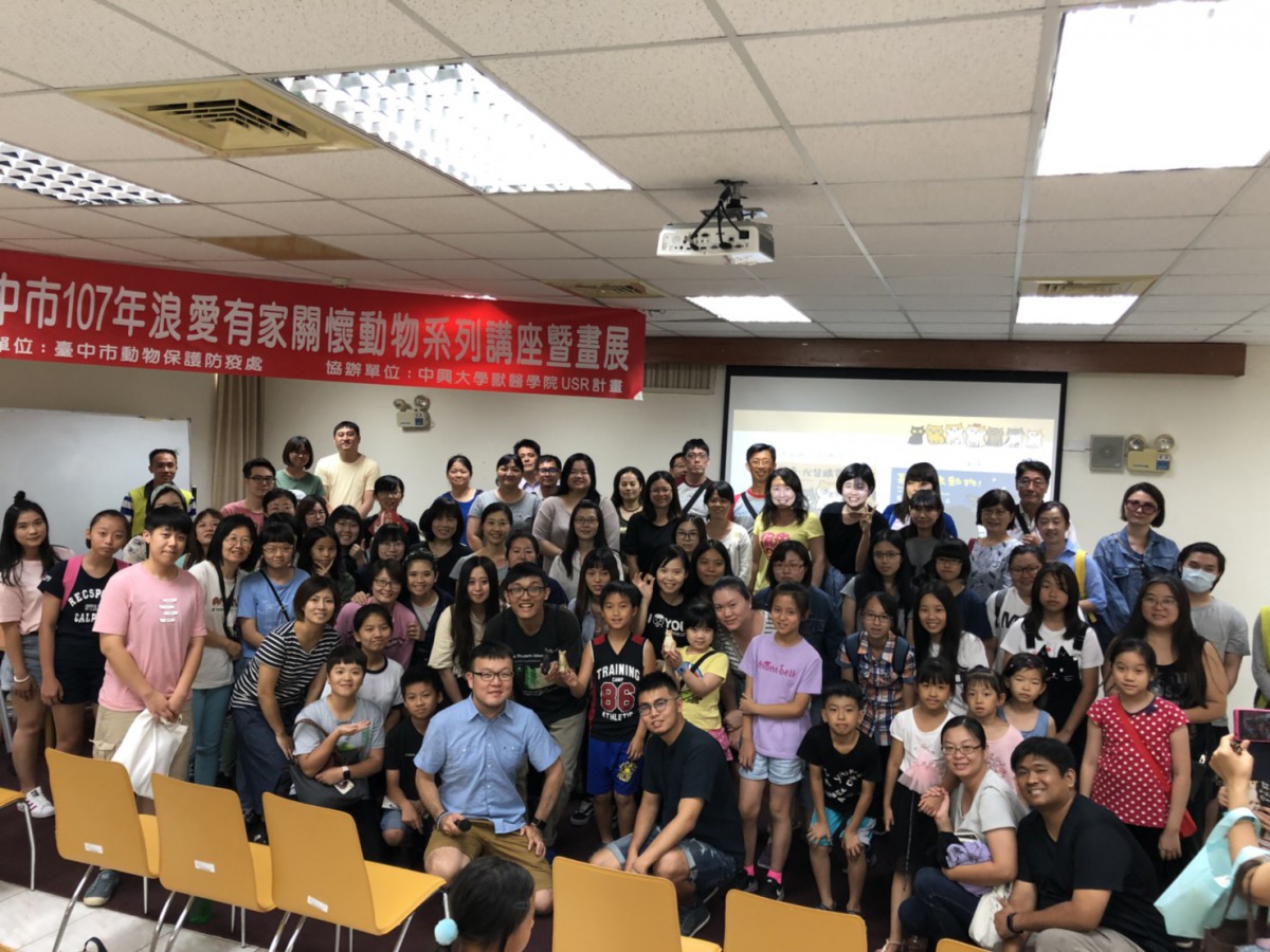 志銘與狸貓除了分享黃阿瑪與其它浪孩的心路歷程，也宣導民眾在認養貓咪應做的準備以及飼主責任。台中市動保處/提供