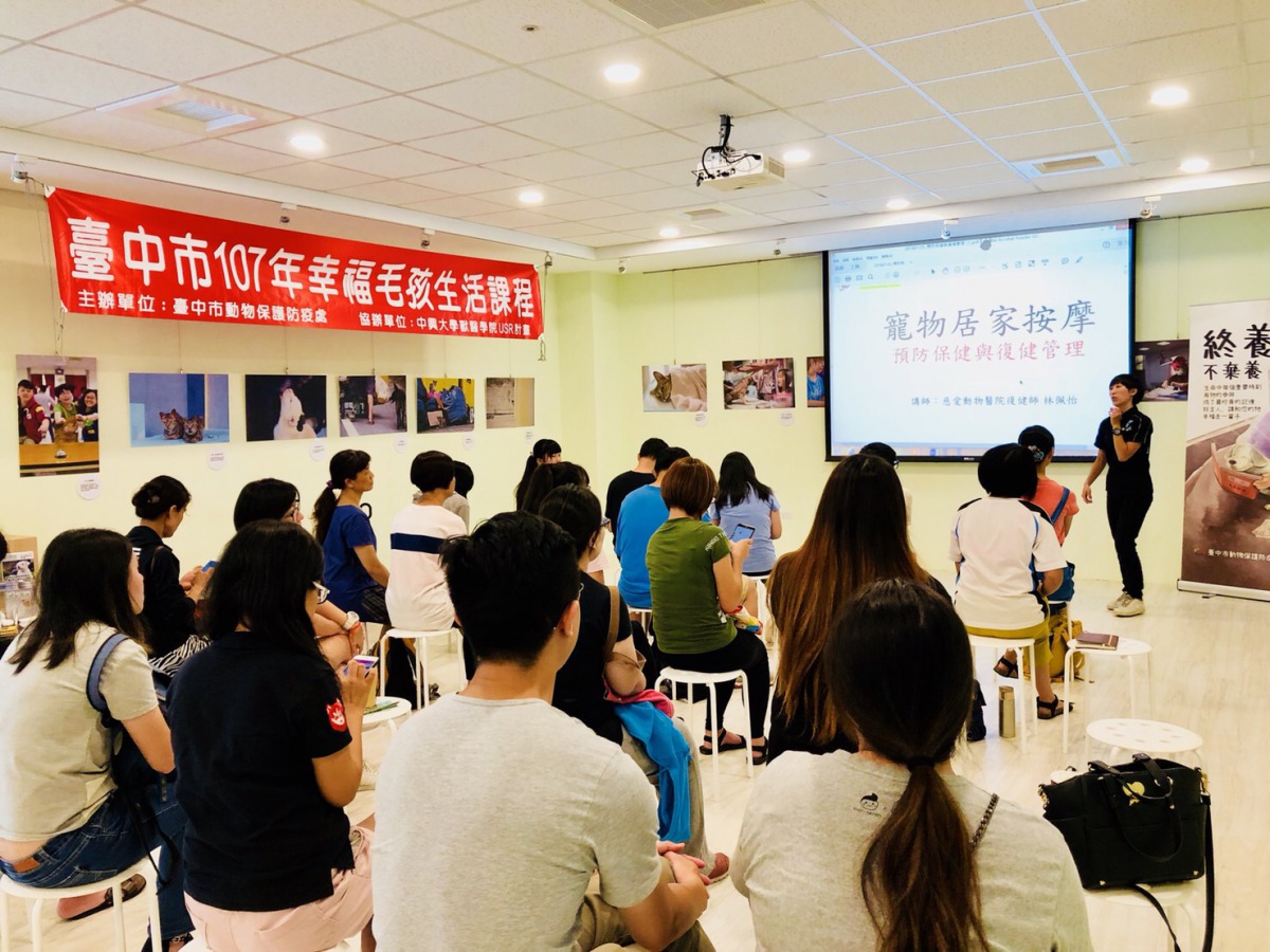 林佩怡也提醒飼主，在學會正確的按摩方法之前，不建議自行替寵物按摩，避免寵物受傷。台中市動保處/提供