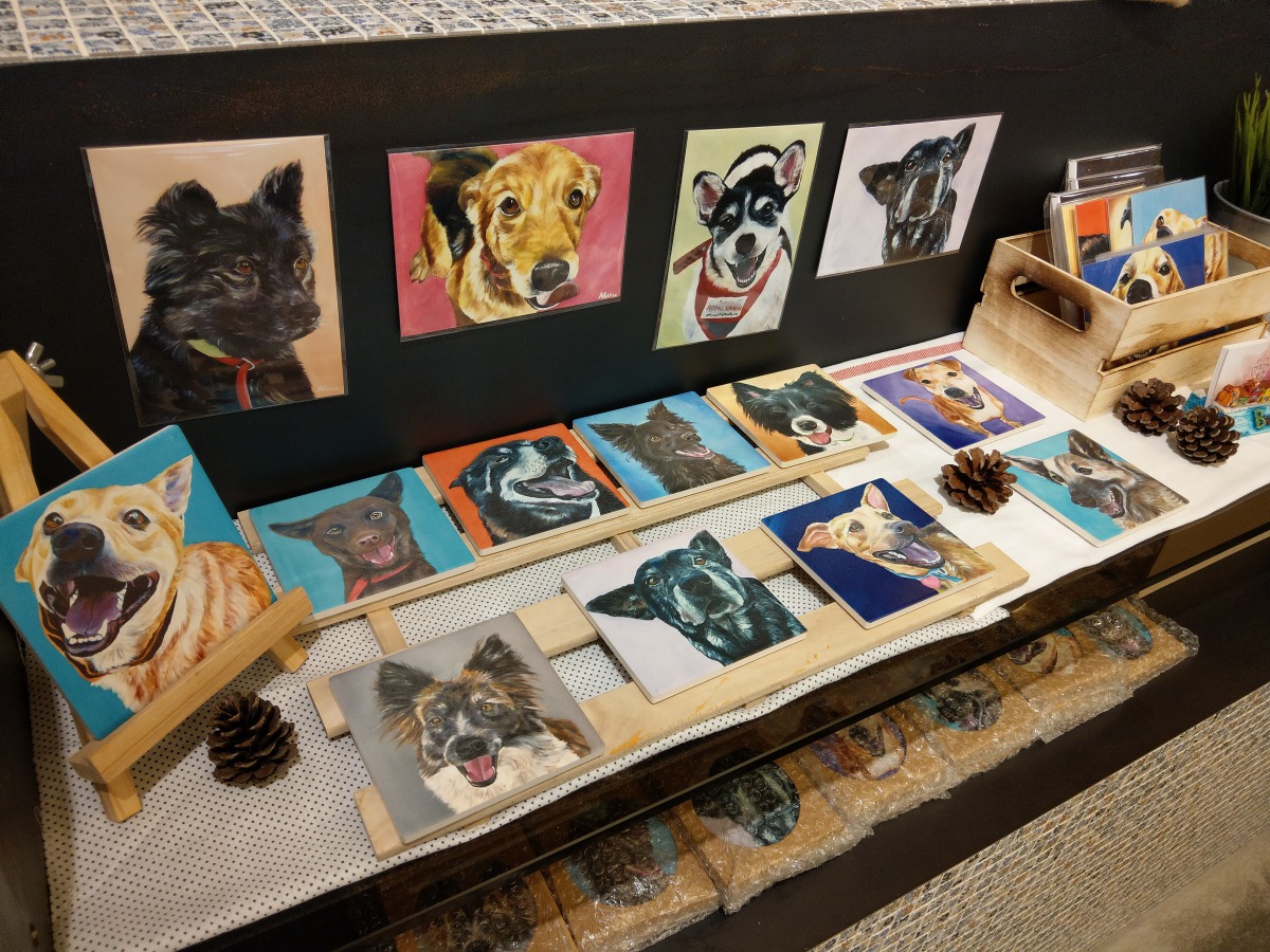 展場除了義賣畫作,也有販售週邊商品。陳璽安/攝