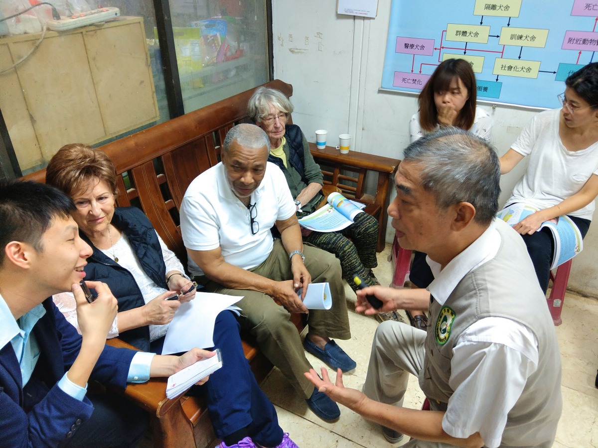 APA祕書長黃慶榮(前排右)來賓們交流。陳璽安/攝