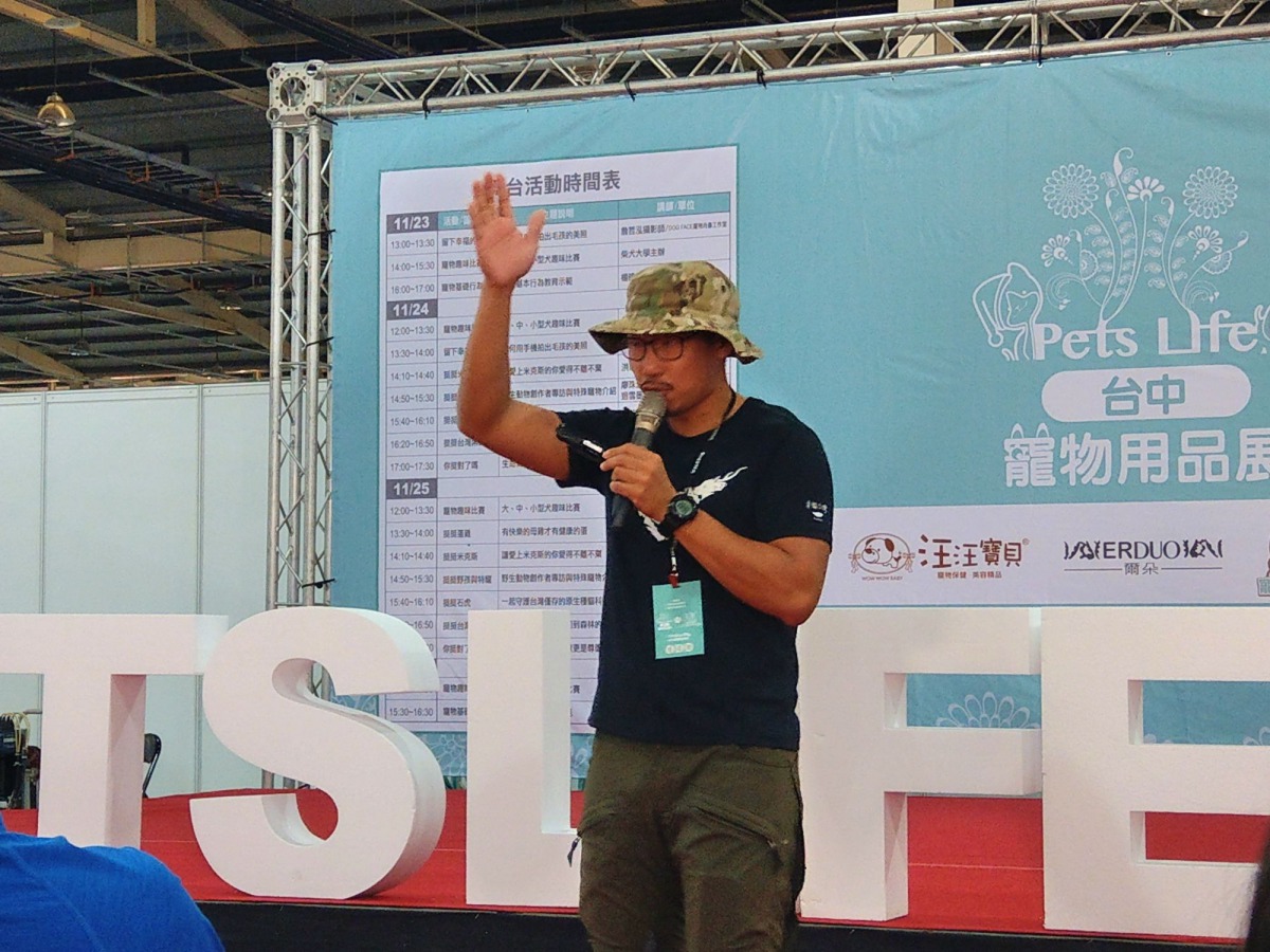 台灣黑熊保育協會郭彥仁分享南安小熊的救援故事。陳璽安/攝