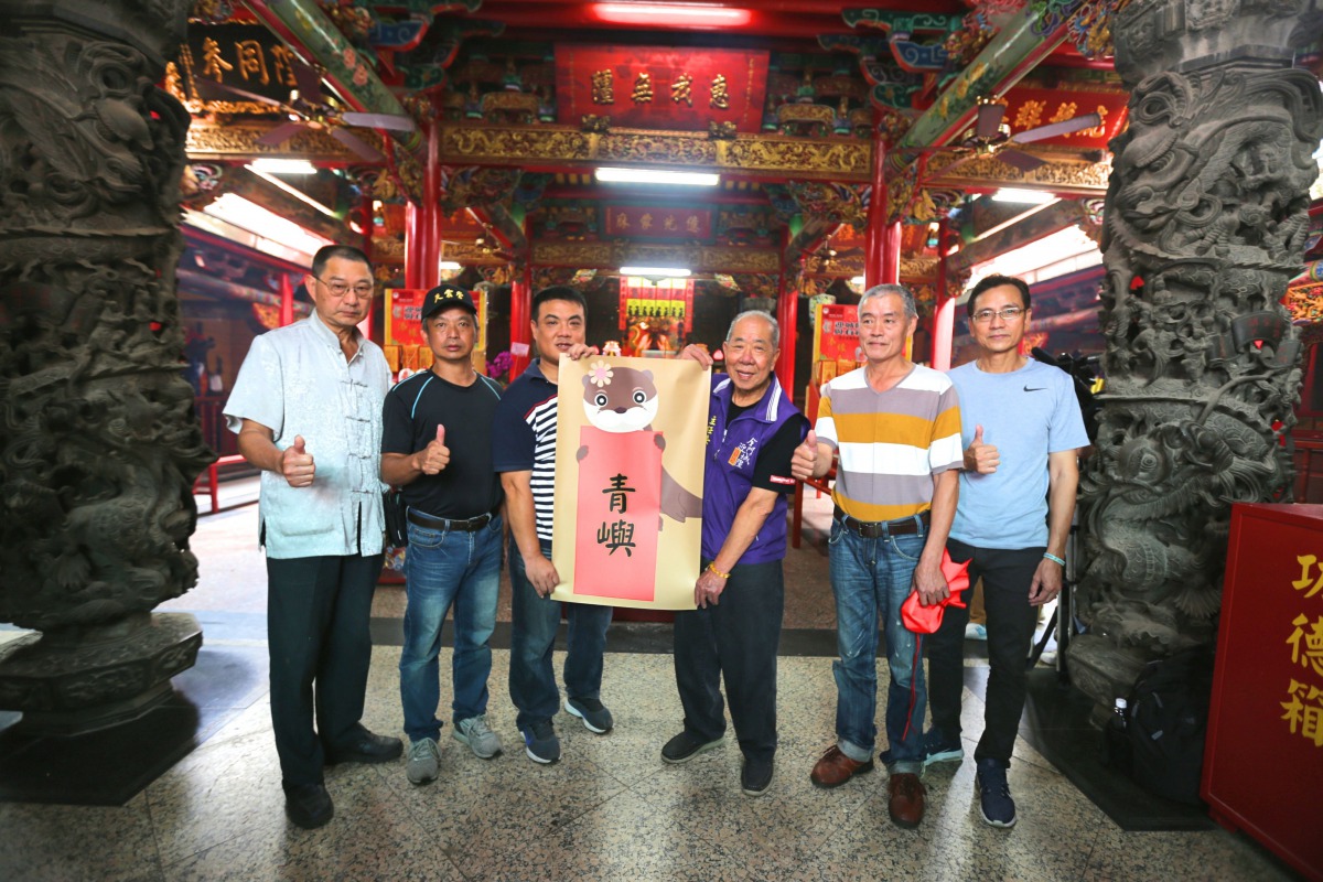 經過兩輪擲筊，城隍爺最終選定「青嶼」作為水獺寶寶的名字。金門建設處/提供