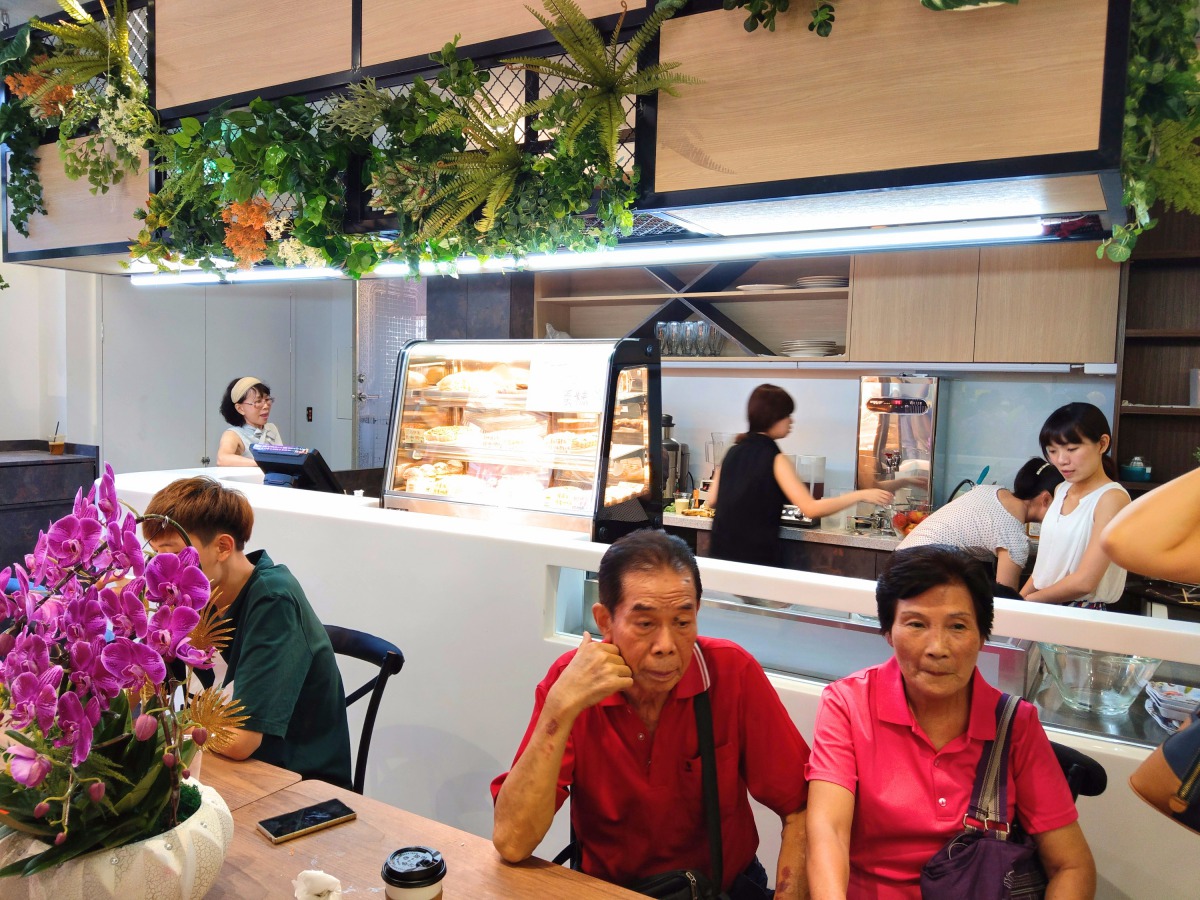 一樓的寵物友善餐廳用餐區，另外還有小包廂供寵物聚會使用。陳璽安/攝