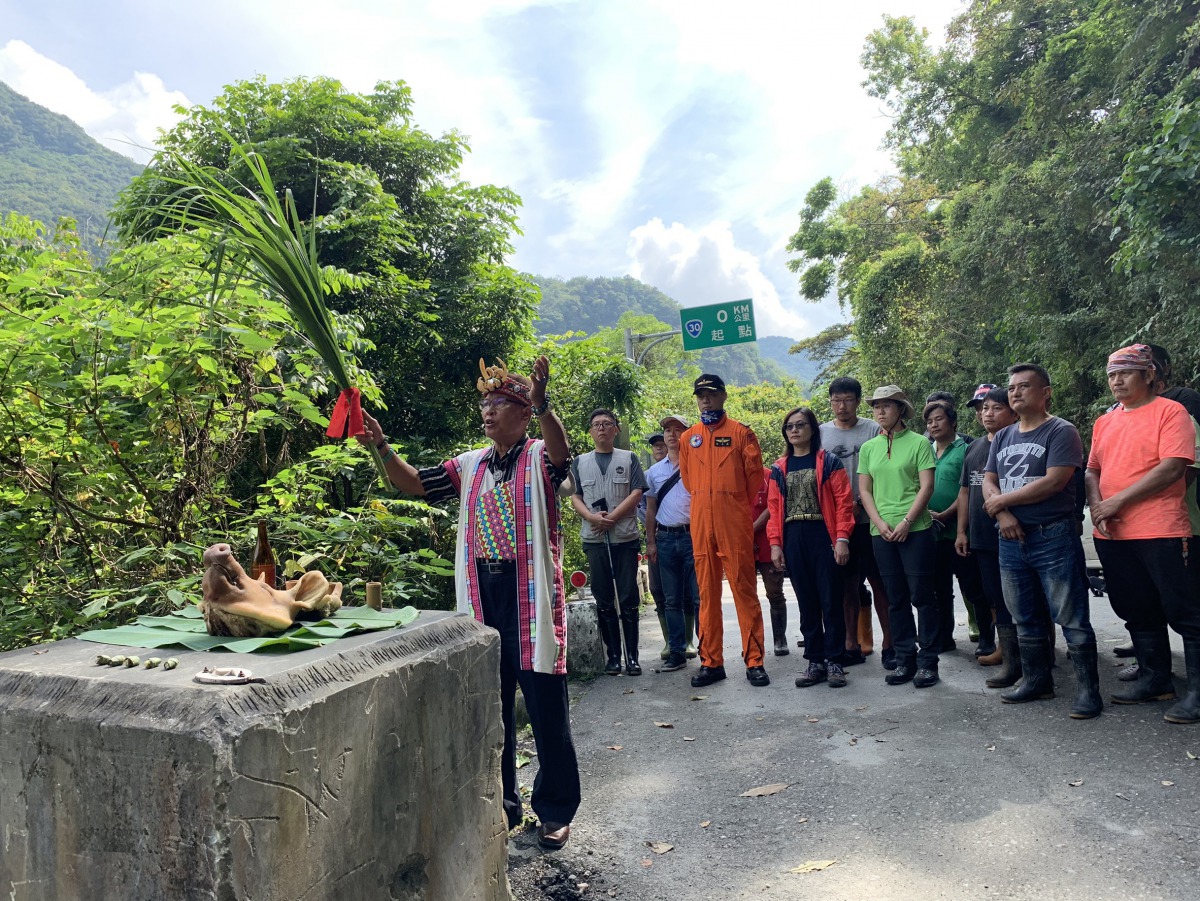 地面部隊在4月28日提前出發,出發前,花蓮縣卓溪鄉卓清村村長何成忠為小熊及眾人舉行了祈福儀式。林務局/提供