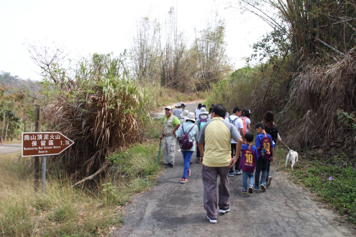 民眾藉由這項活動,既能體驗自然,又能瞭解在地的地形景觀,還能體驗與狗狗同行的樂趣。高雄市動保處/提供