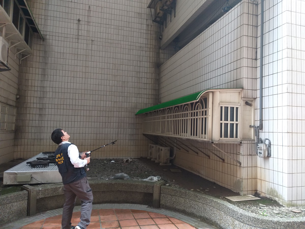 動保員出動麻醉槍。基隆動保所/提供