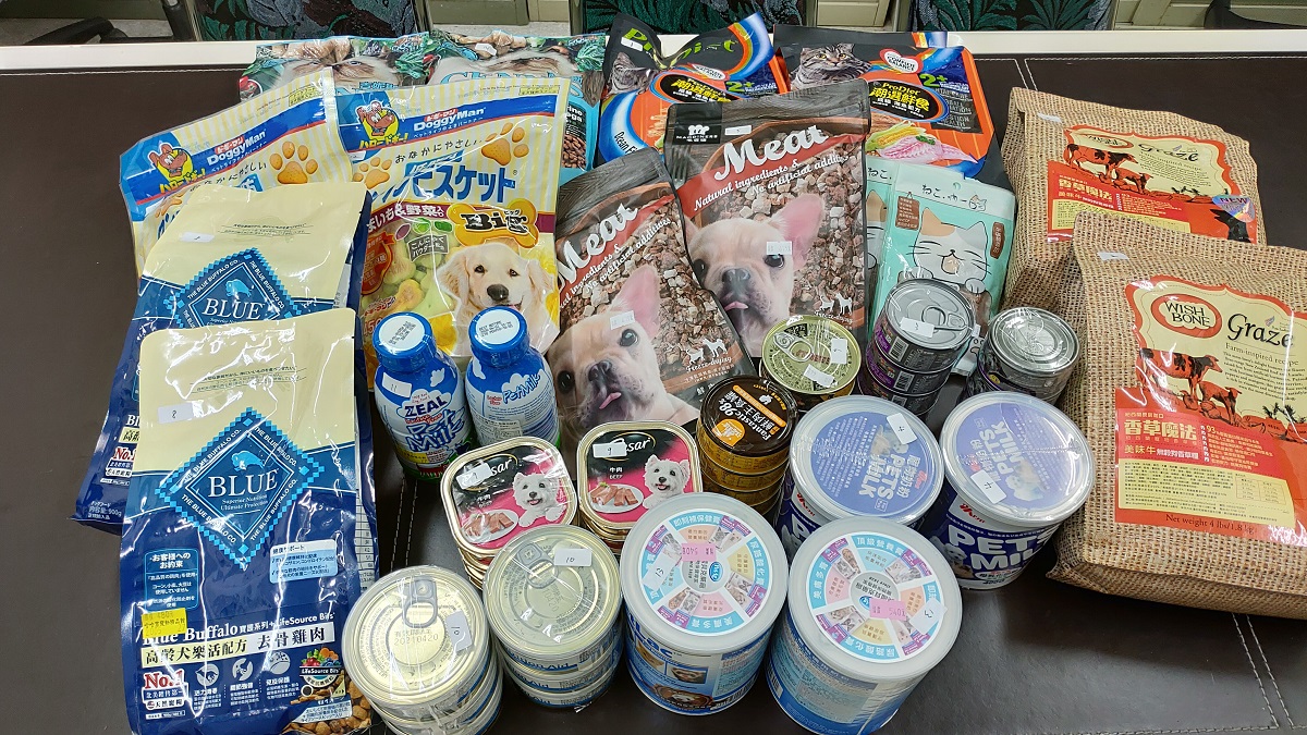 寵物食品在高溫下拆封後應儘速食用完畢並妥善保存，如發現外包裝破損、瓶身鼓脹或出現異物時應避免食用。台北市動保處/提供