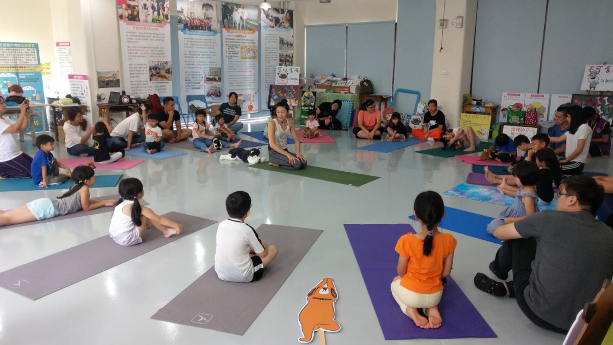 高雄動保處舉辦「狗狗瑜珈」課程,讓4至10歲的小朋友與園區收容的狗狗一起做瑜伽。高雄市動保處/提供
