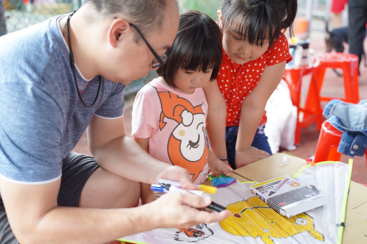 大小朋友認真繪製專屬風箏。新北市動保處/提供
