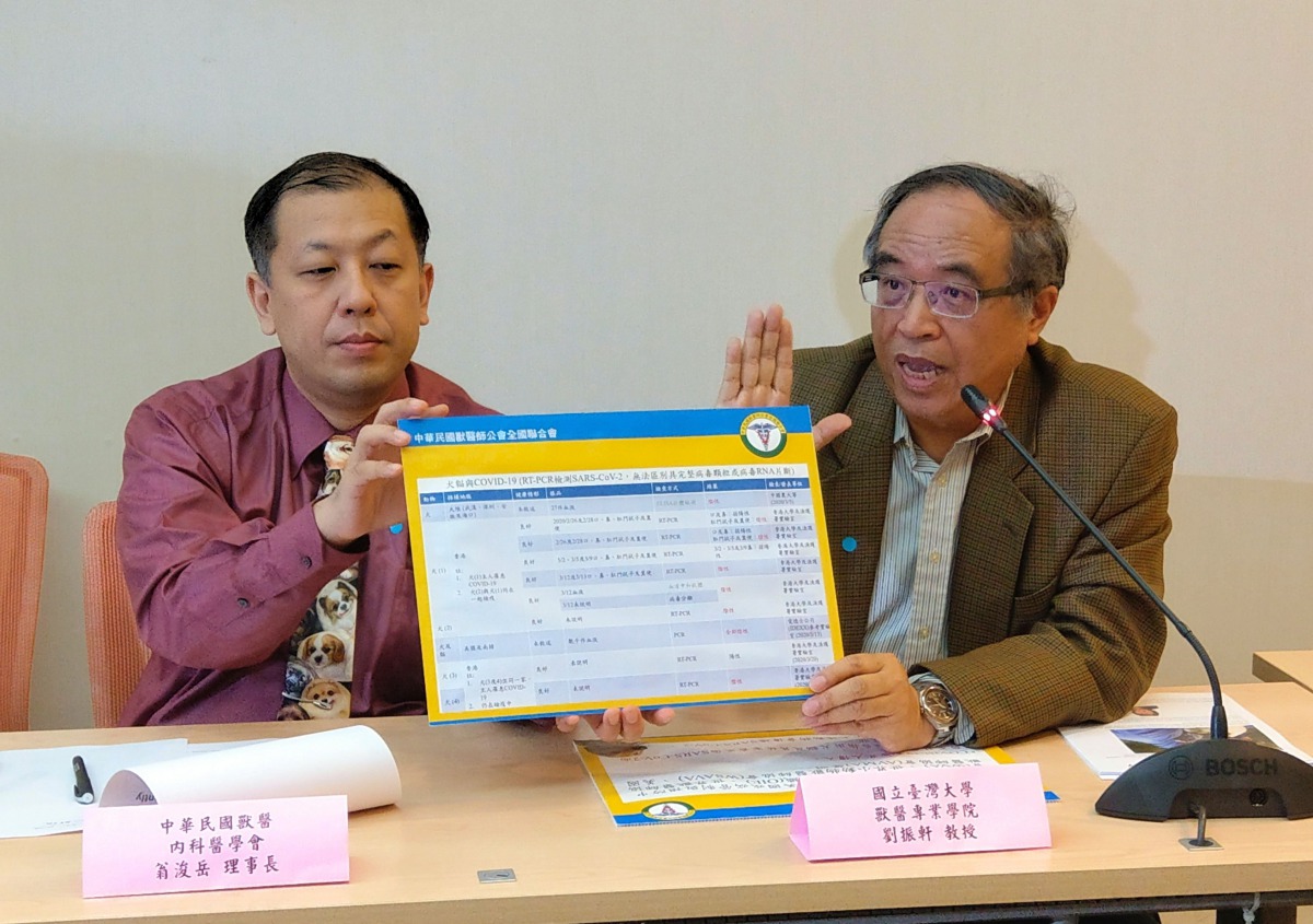 台大獸醫系教授劉振軒(右)說明犬貓不會感染新冠肺炎。陳璽安/攝