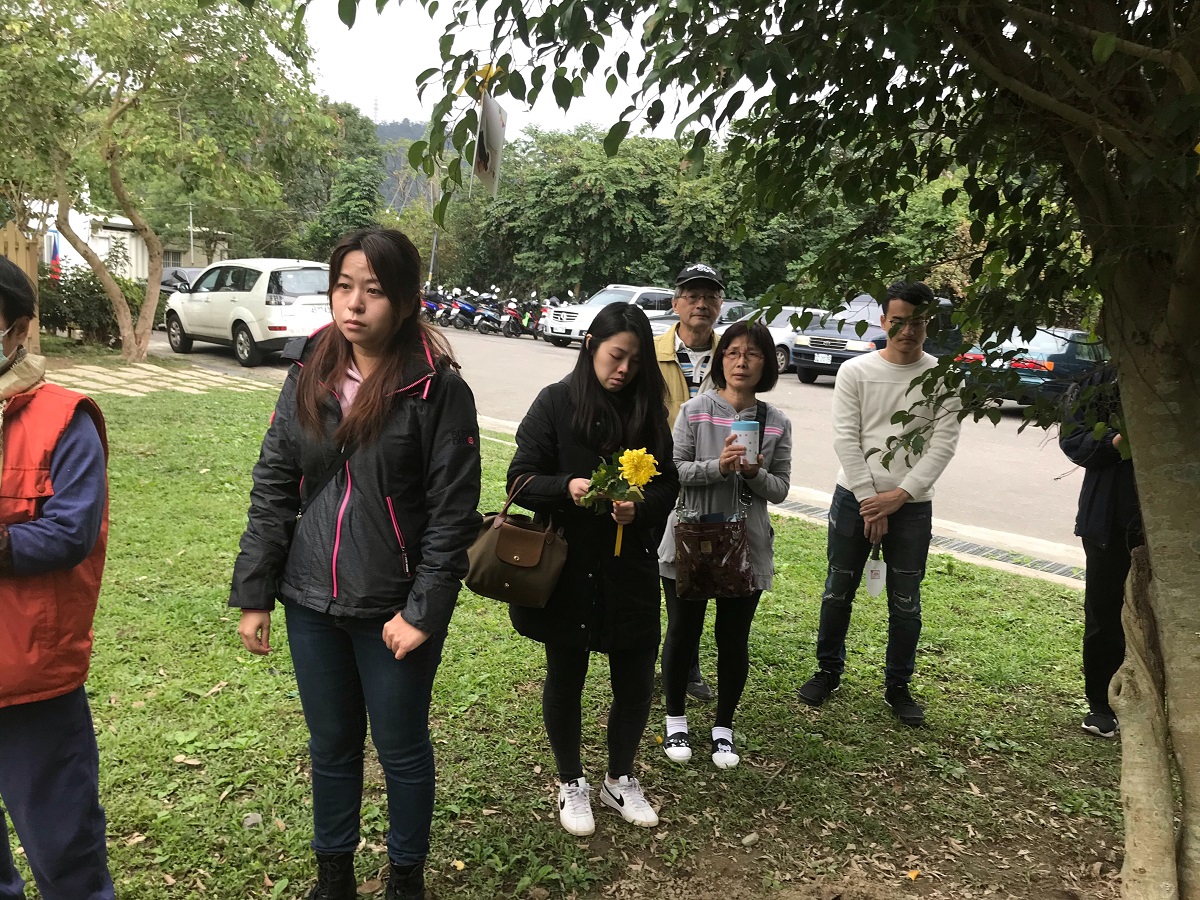 飼主們透過環保又有意義的樹葬送毛孩離開。新北市動保處/提供