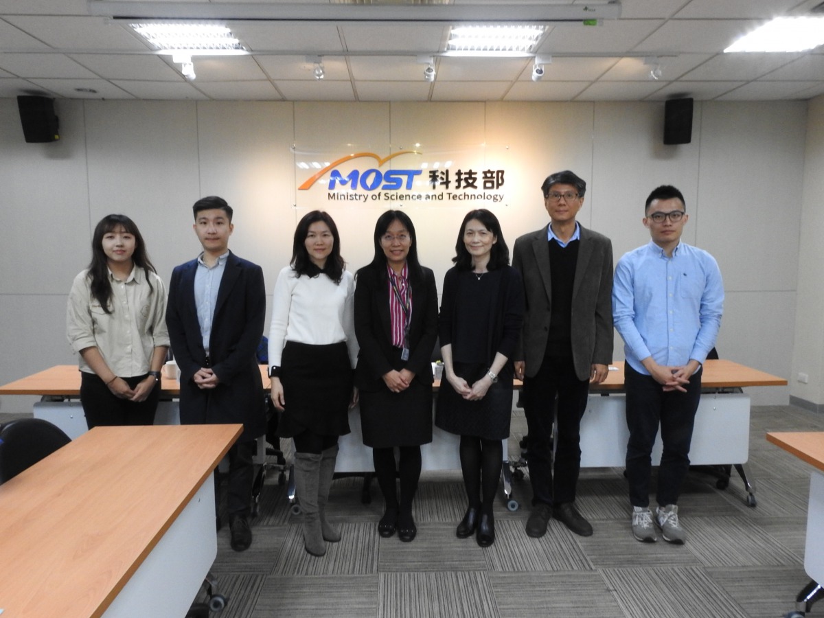 研究團隊合影,左三起為交大光電學系教授冉曉雯、科技部工程司副司長郭箐、中興動物醫院副院長黃明如、交大物理所教授孟心飛及其研究團隊。科技部/提供