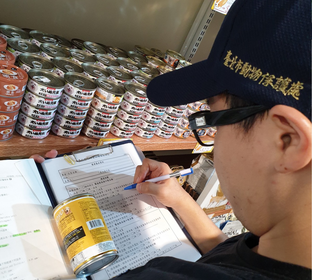 台北市動保處於2019年間稽查96件市售寵物食品,檢查其標示並委託食品實驗室檢驗其成份。台北市動保處/提供