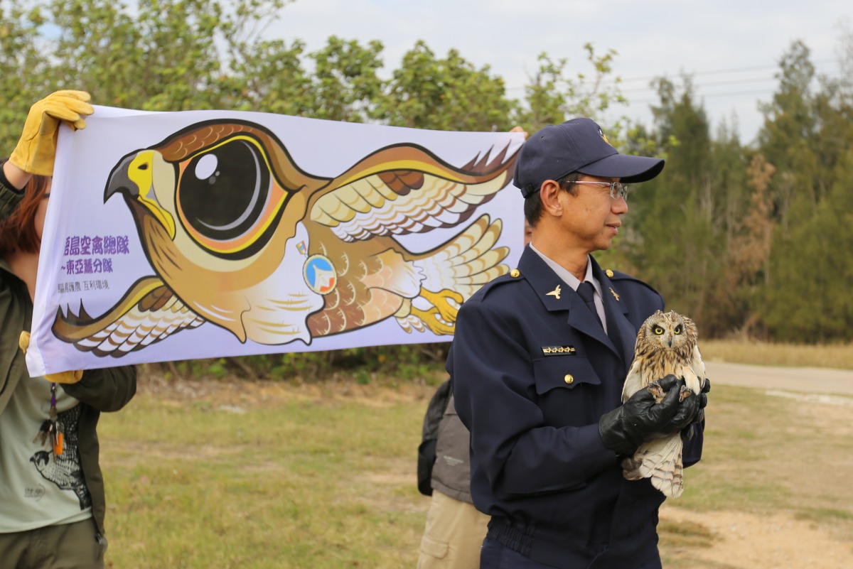 金沙分駐所楊琦偉巡佐協助野放短耳鴞。金門縣建設處/提供