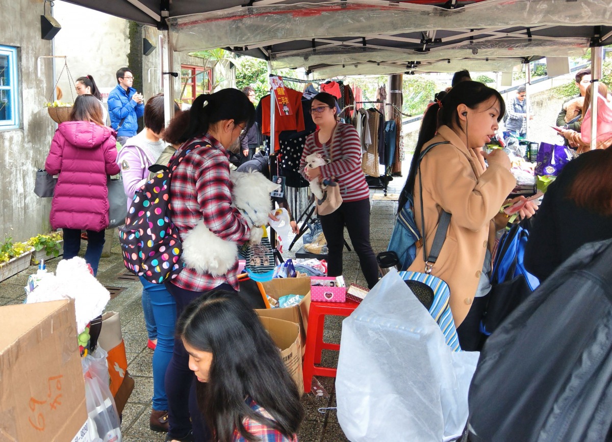 現場還有企業與明星的物品義賣活動。陳璽安/攝