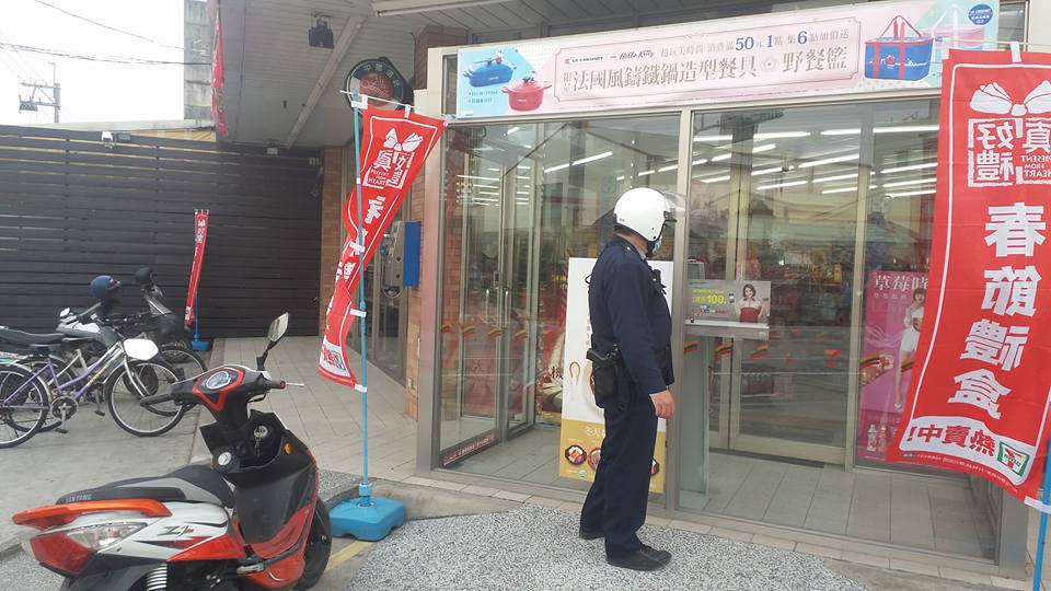 大黃狗4年前被棄養在便利商店門口，因個性溫和頗受當地居民喜愛。徐小姐/提供