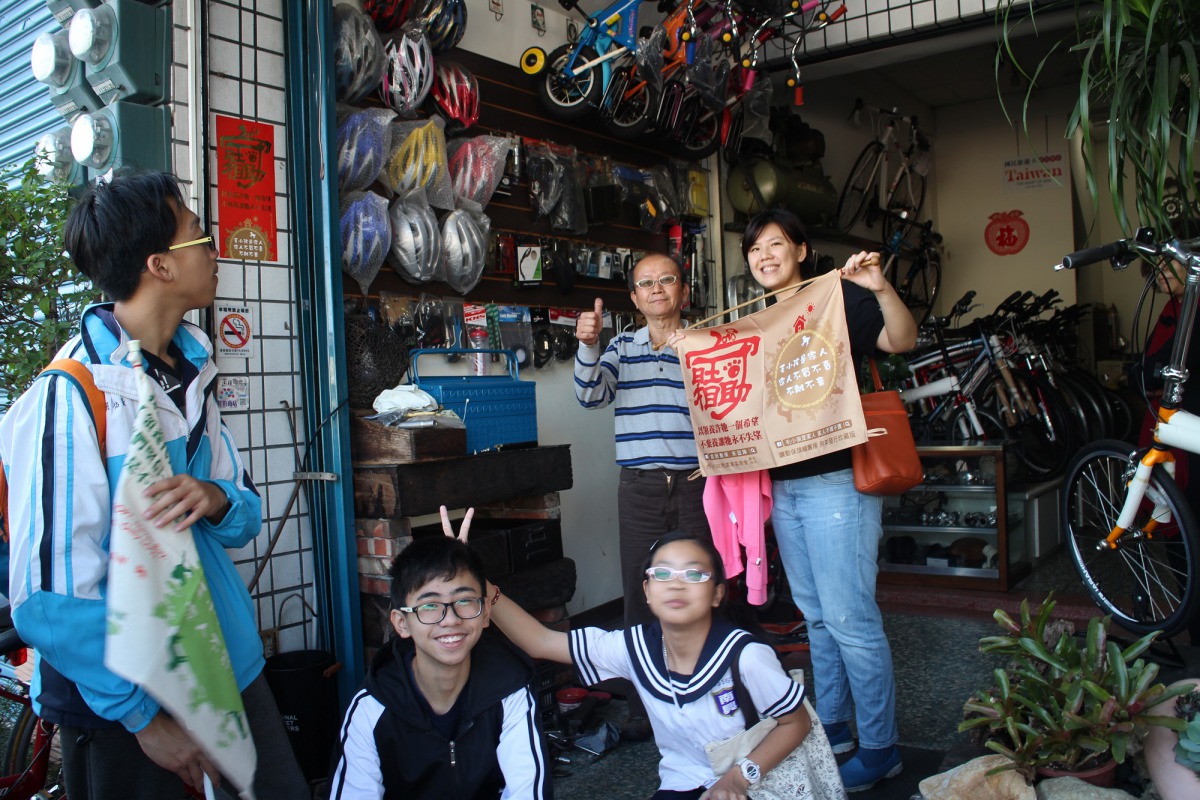 嘉義市南興國中的師生在寒假的第一天擔任動保志工，沿街宣傳「守旺也守汪」的動保觀念。胡桂琴/提供