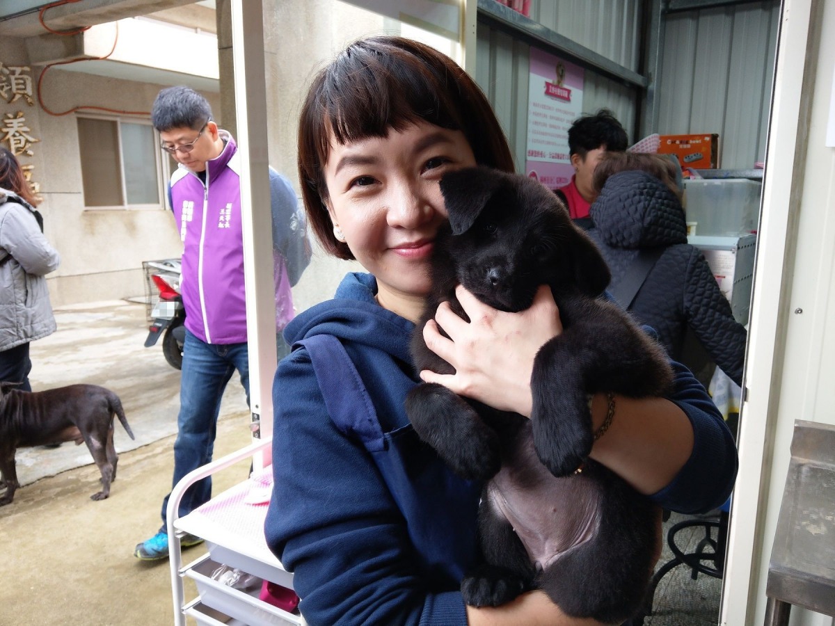 潘小姐與剛洗好澡的毛孩。陳璽安/攝