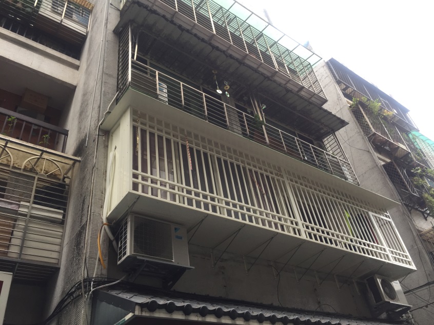 住宅區吊掛光碟片可防止野鴿停靠。新北市動保處/提供