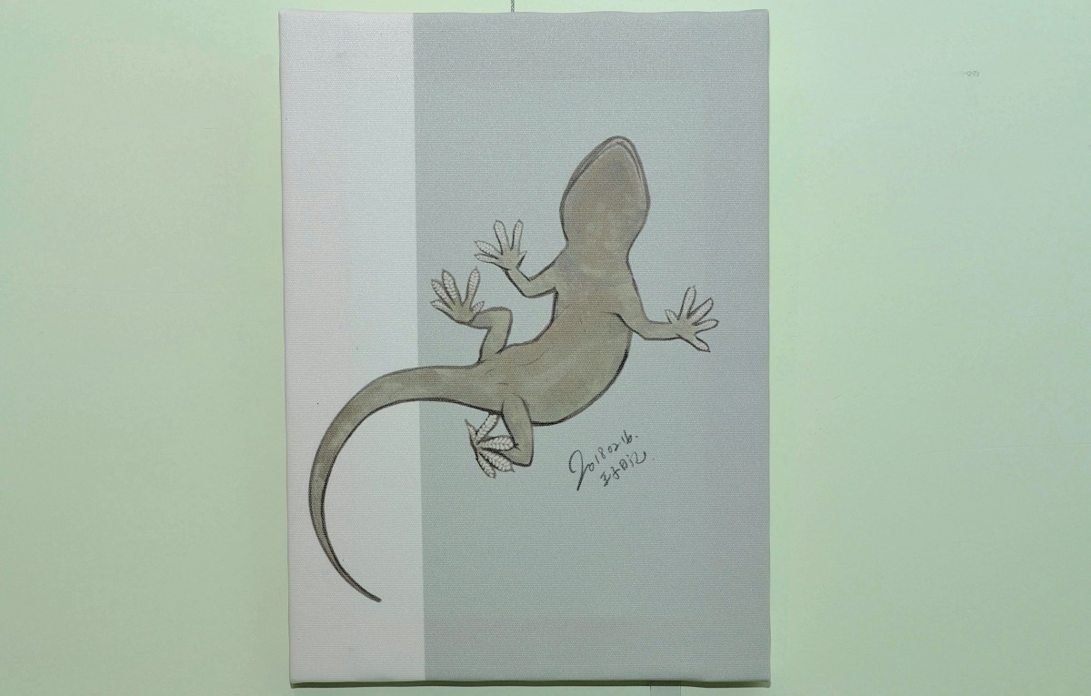 插畫家玉子用可愛的筆觸呈現壁虎的「腹面」，讓觀者從不同以往的角度看看牠可愛的一面。玉子/畫，野生動物追思會/提供