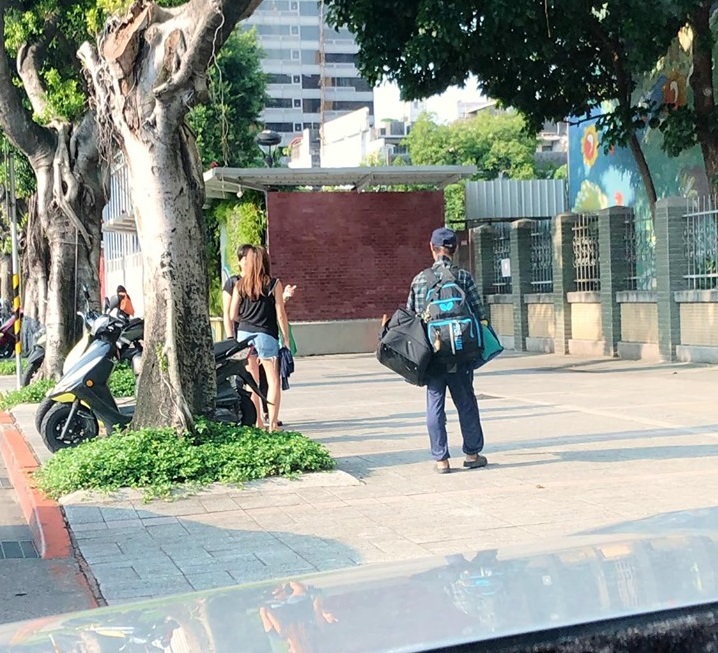 路人大叔帥氣離開,留下李先生無限感動。李先生/提供