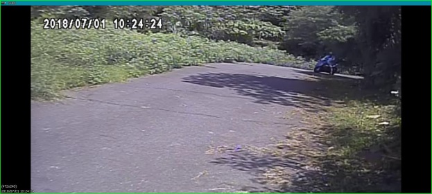 動物之家大門口監視器可見一位身穿藍色上衣民眾騎乘一台藍色摩托車。新北市動保處/提供