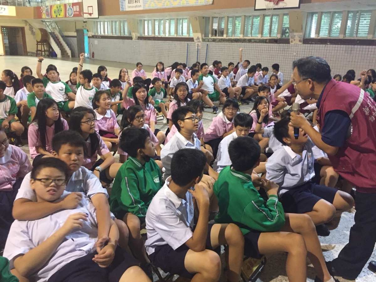 國中學生現場熱絡互動情形。新北市動保處/提供